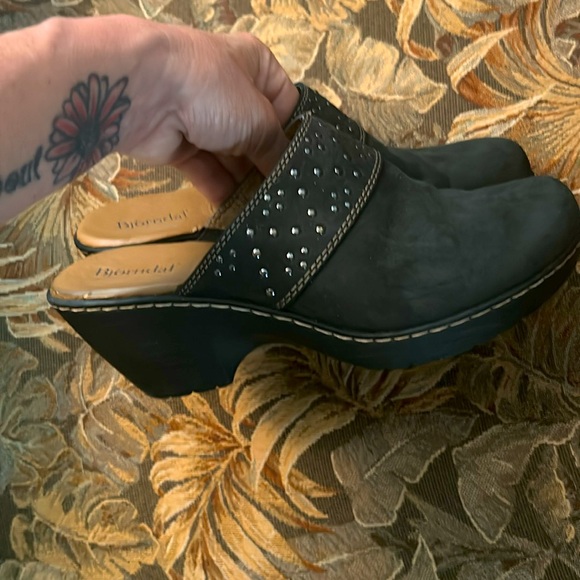 “BJORNDAL” studded slip proof clogs . Super cute for medical field - Picture 3 of 6